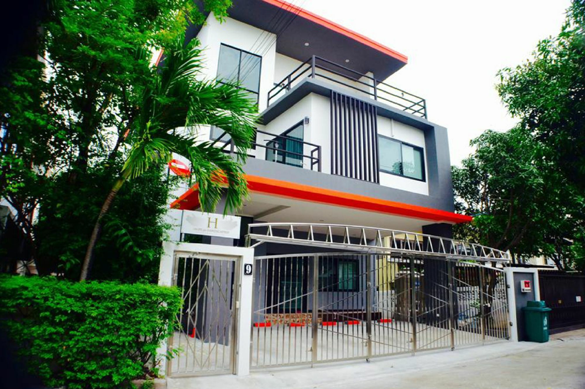 4 Bedroom House At Skytrain Hotel Bangkok