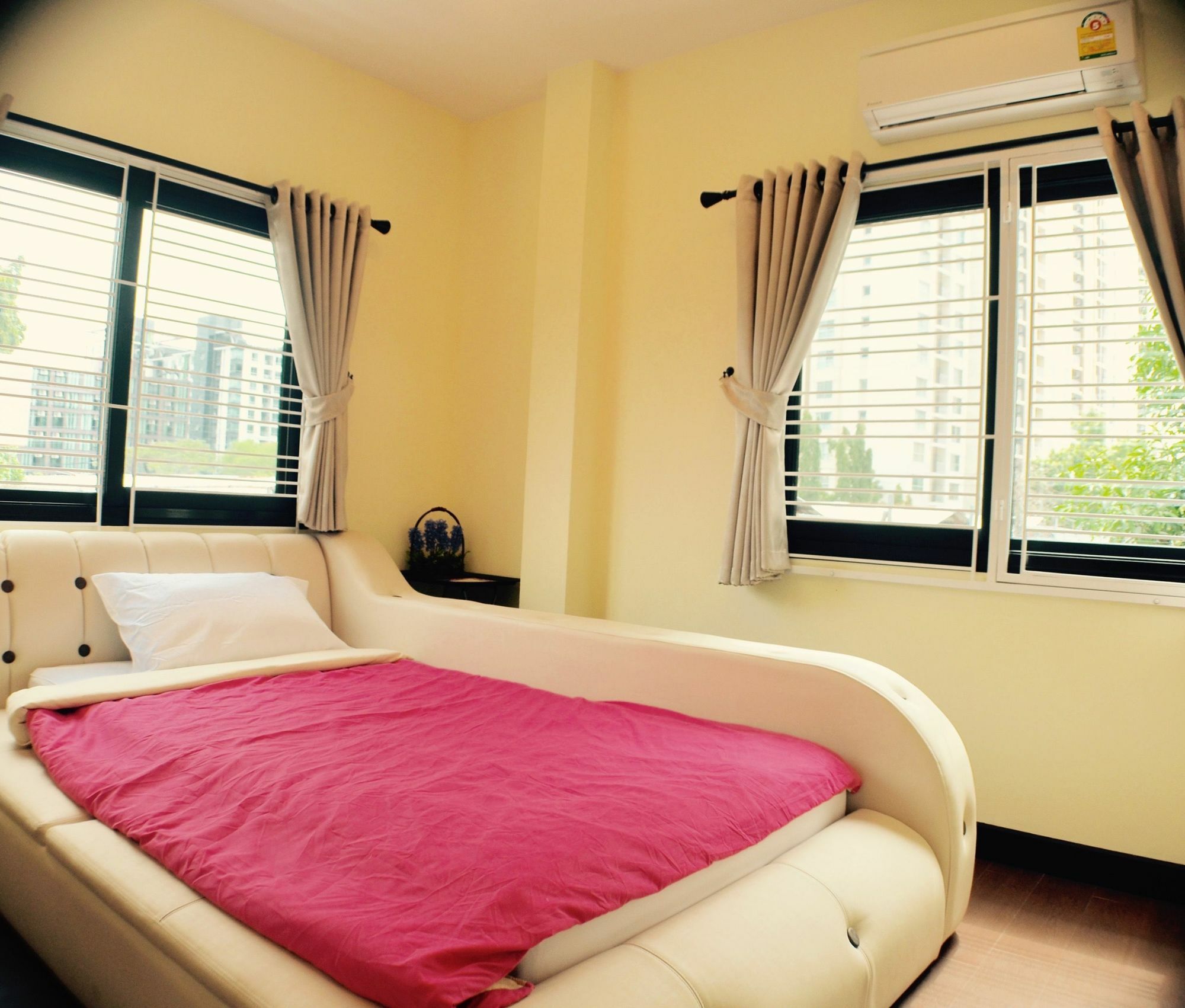 4 Bedroom House At Skytrain Hotel